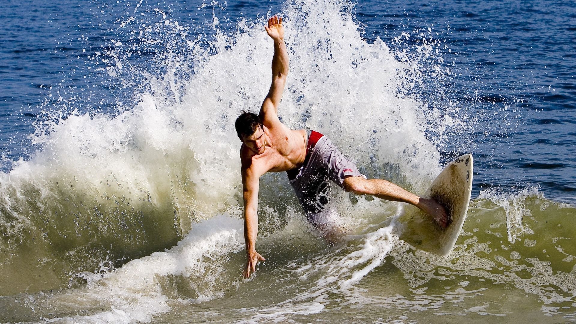 “德甲战火不断，冠军之争日益激烈”，德甲冠军是谁